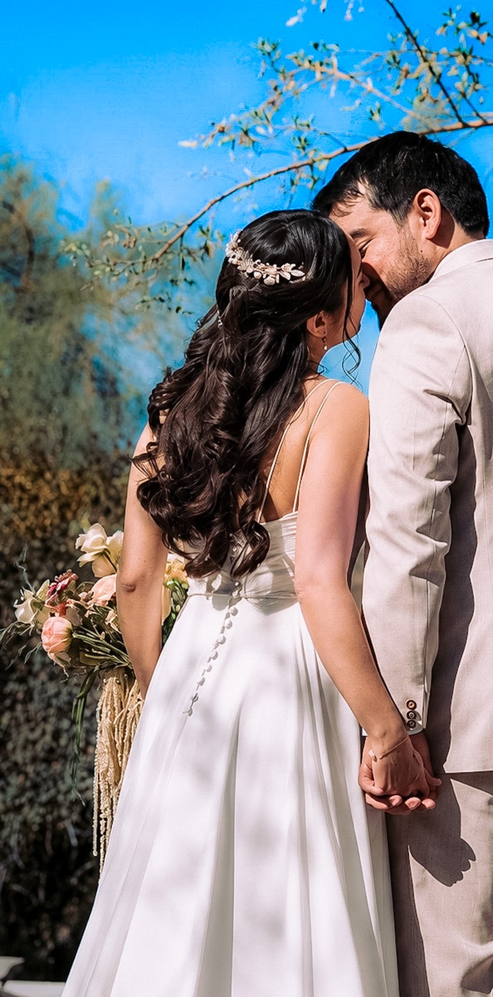 Novia con su tocado floral en el día de su matrimonio
