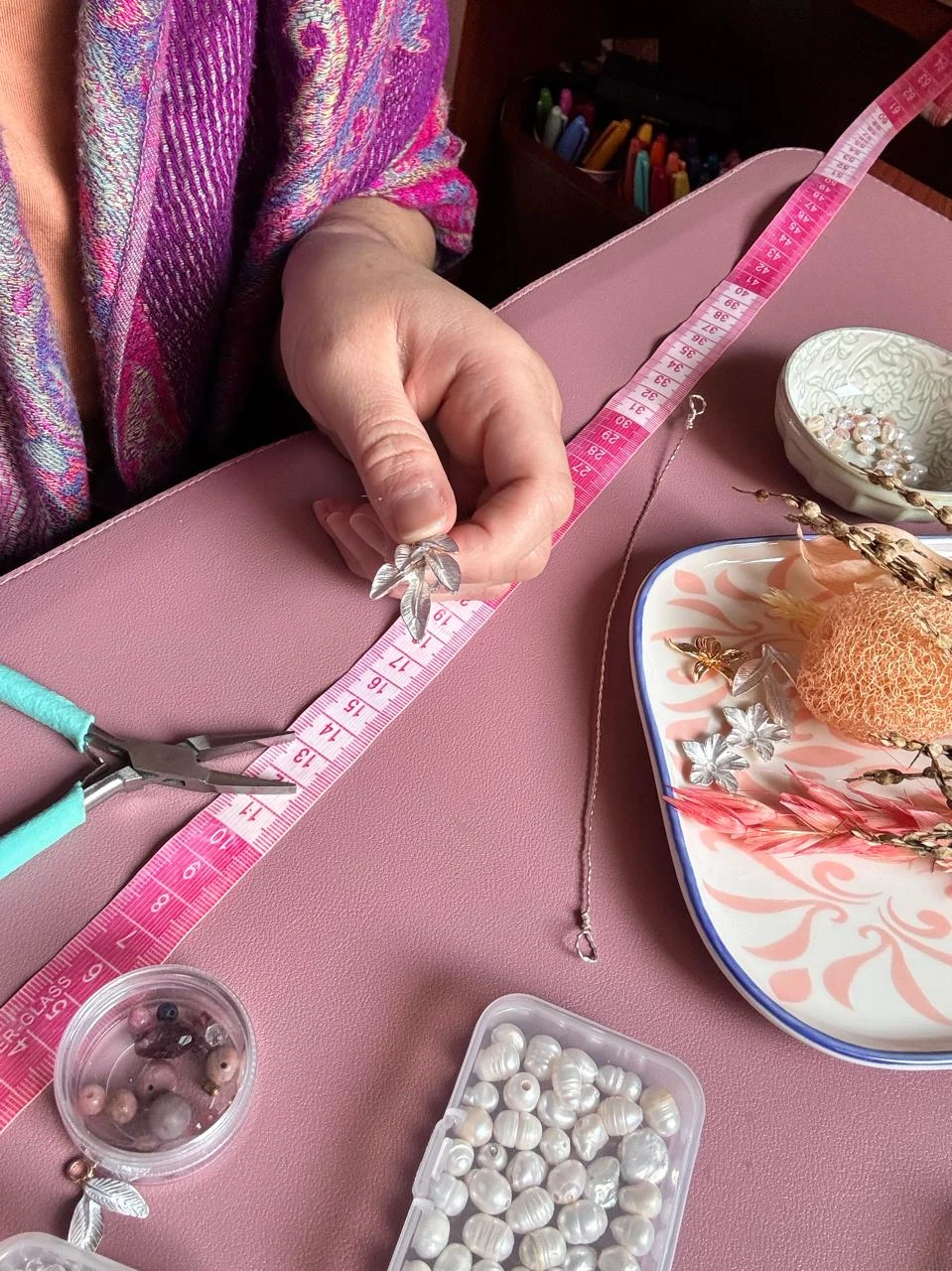Cada detalle, a mano · Taller de Milaleon Tocados