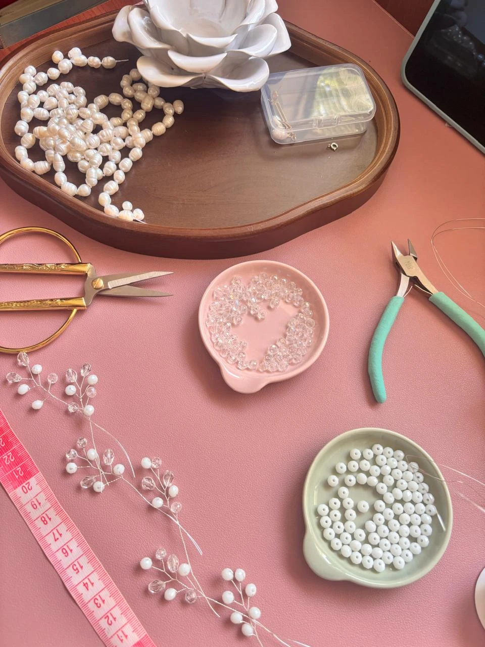 Perlas y pequeños detalles · Taller de Milaleon Tocados